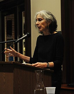Deborah Eisenberg speaking at a microphone