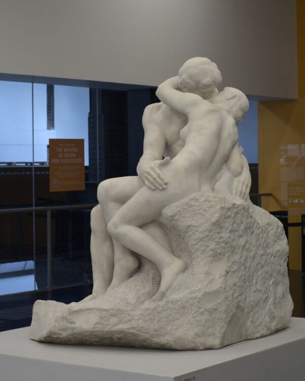 Photo of the sculpture The Kiss by Rodin